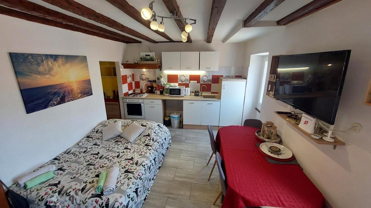 Apartment Many *