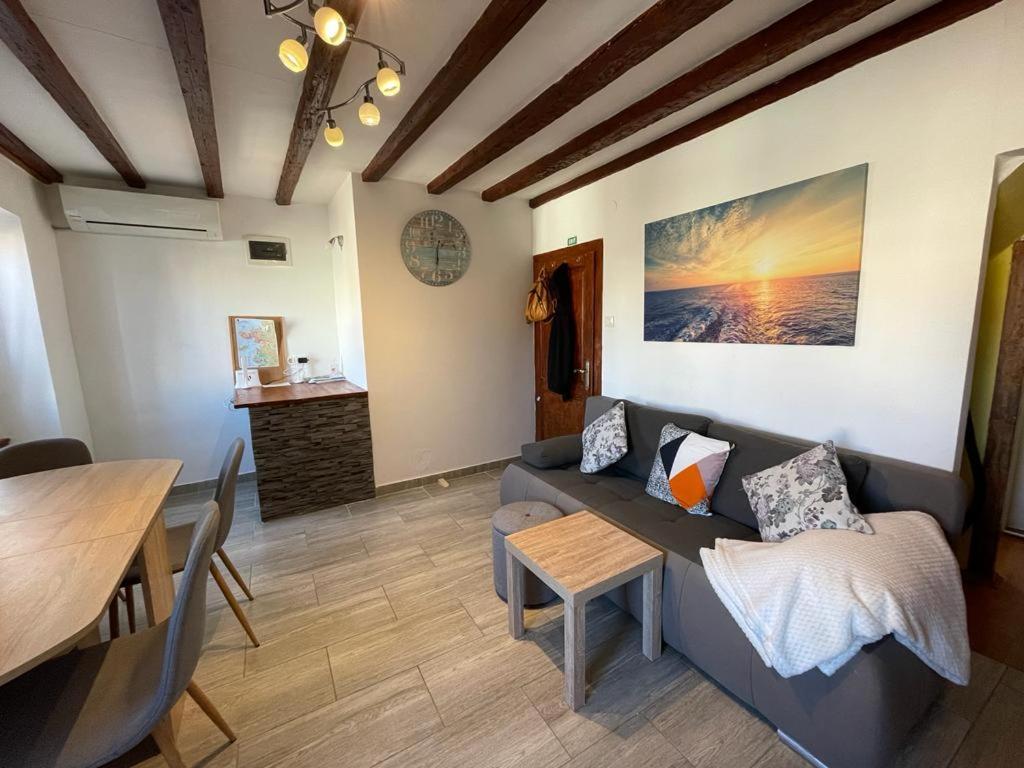 Many Apartment